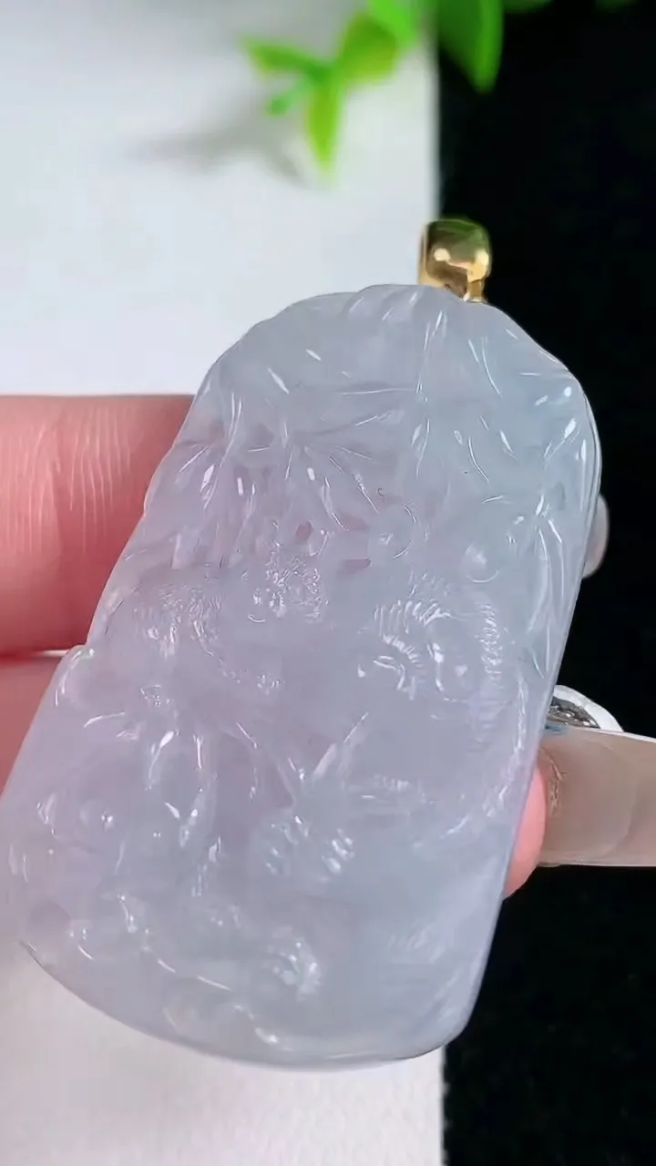 天然A货翡翠种白冰熊猫吊坠，尺寸43.2-26.4-5，重量:13.10g
1月30日