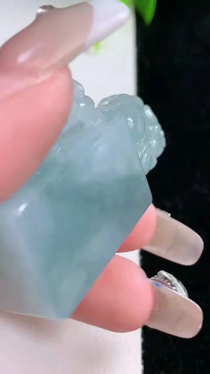 天然A货翡翠飘花貔貅印章，尺寸47.8-25.5-12.6，重量:31.65g
1月30日