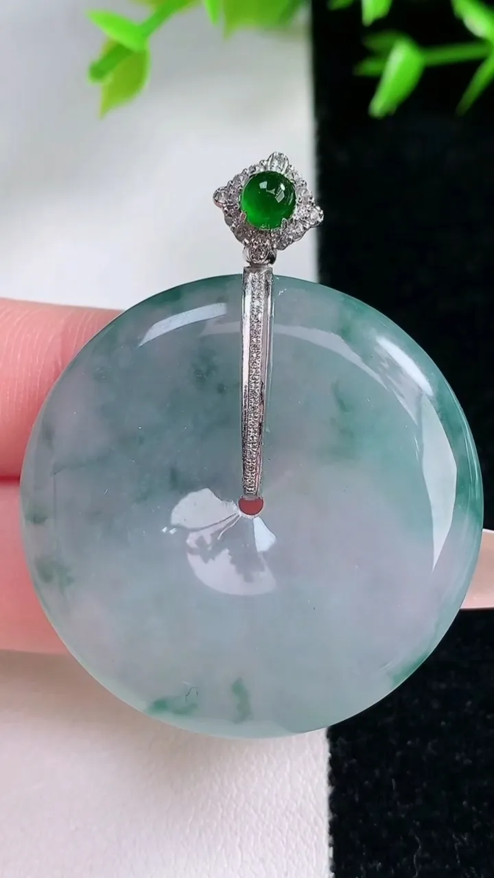 天然A货翡翠种飘花平安扣吊坠，尺寸36.6-5.7，重量:19.20g
1月30日