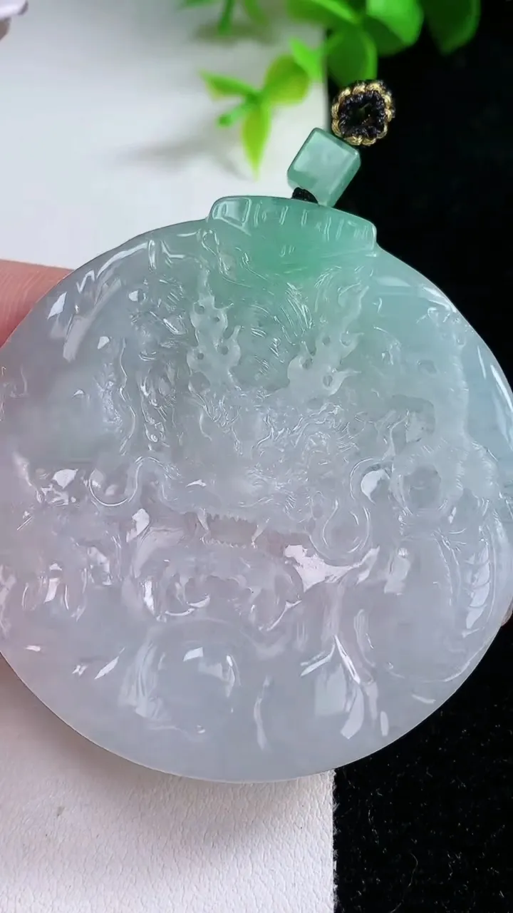 天然A货翡翠龙牌吊坠，尺寸53.4-6，重量:41.42g
1月30日