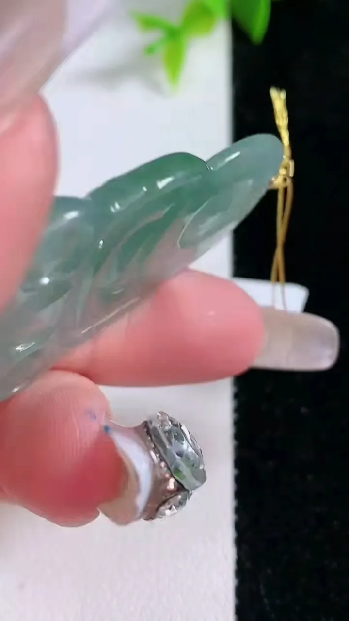 天然A货翡翠观音菩萨吊坠，尺寸46.5-30-4.3，重量:11.80g
1月30日