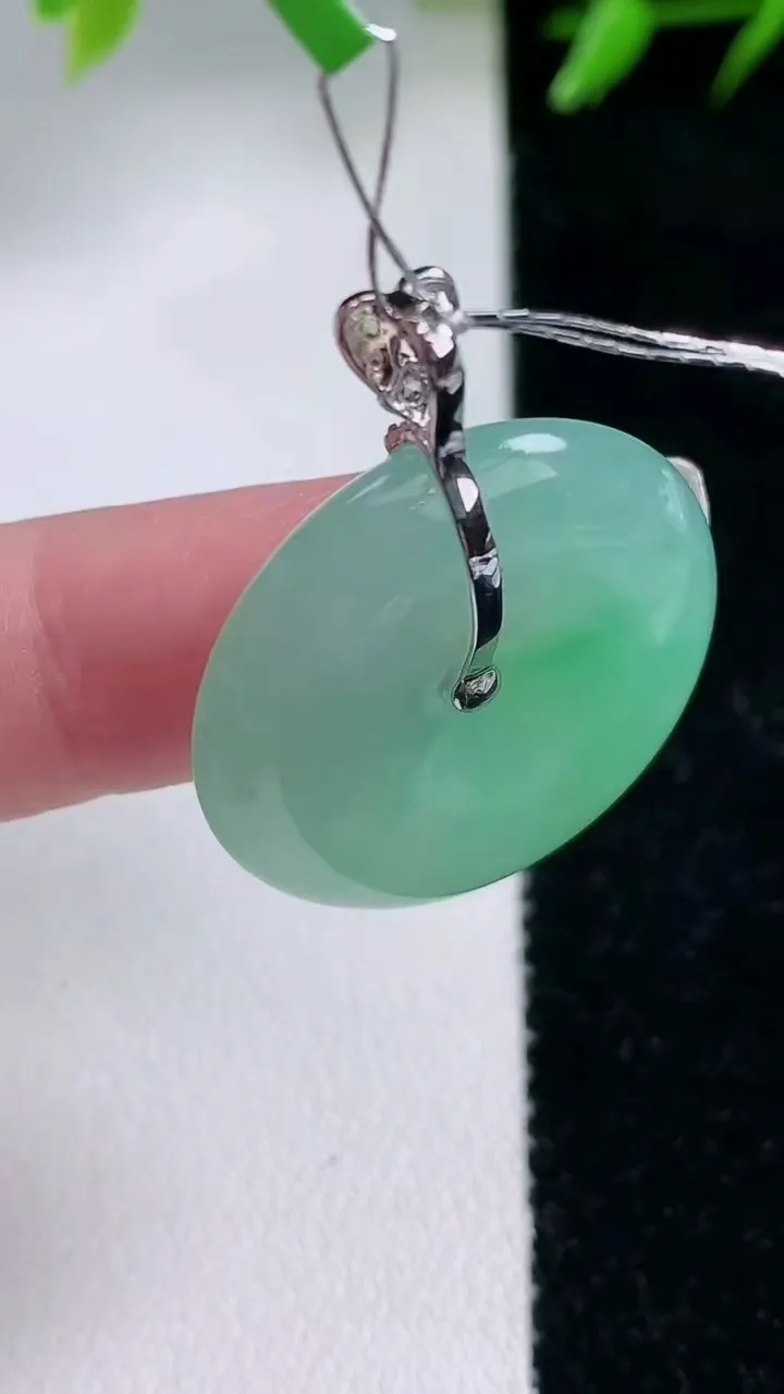 天然A货翡翠平安扣吊坠，尺寸25-5.8，重量:8.61g
1月30日