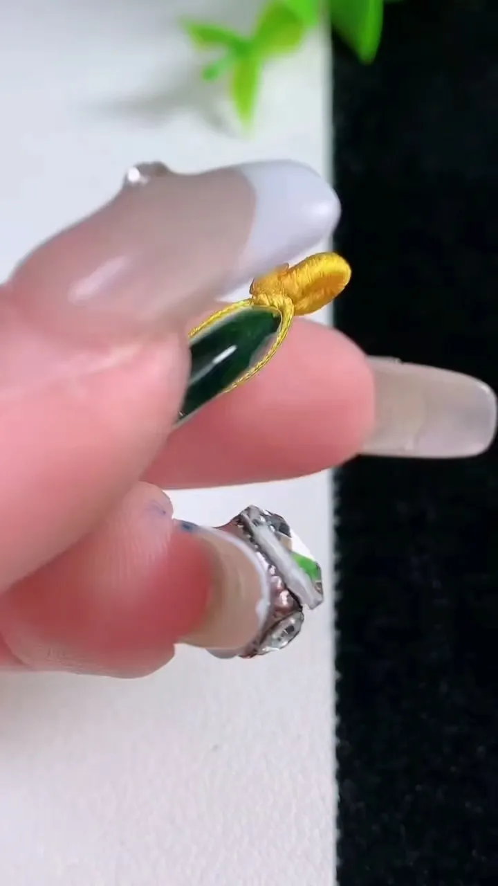 天然A货翡翠飘花平安扣吊坠，尺寸24-3.8，重量:4.97g
1月30日