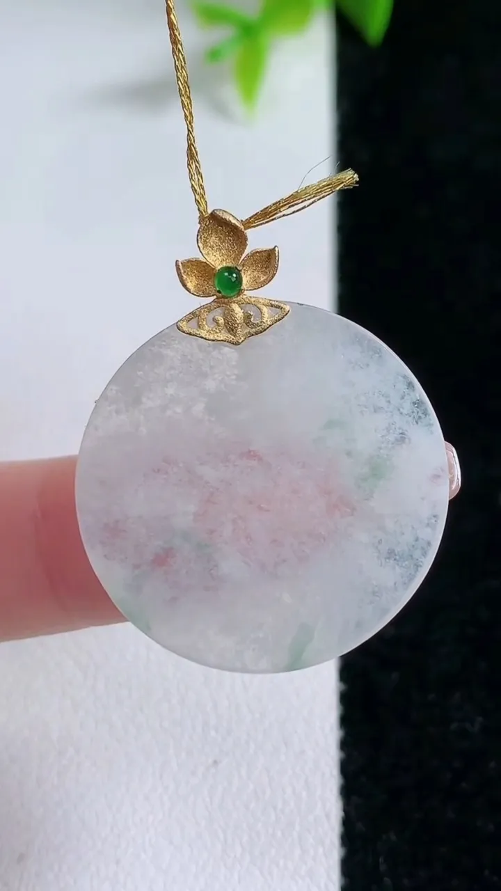 天然A货翡翠种飘花无事牌镶嵌件，尺寸30.5-6.8，重量:3.80g
1月30日