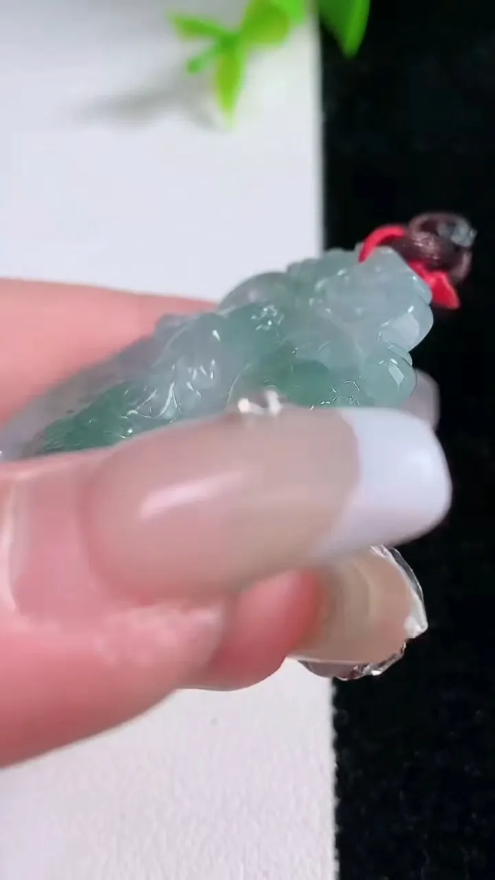 天然A货翡翠生肖鸡吊坠，尺寸48.3-38.2-5.3，重量:16.84g
1月30日