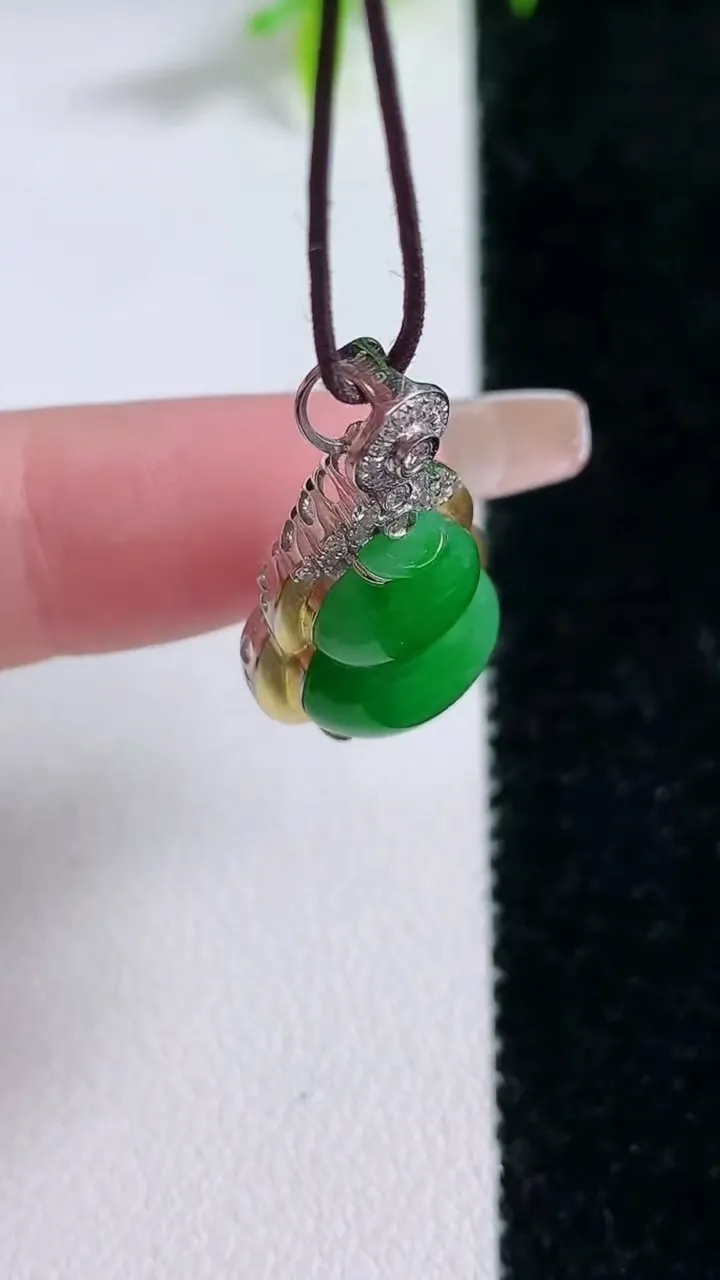 天然A货翡翠葫芦吊坠，尺寸26-14.2-7.7，裸石14.8-11重量:3.46g
1月30日