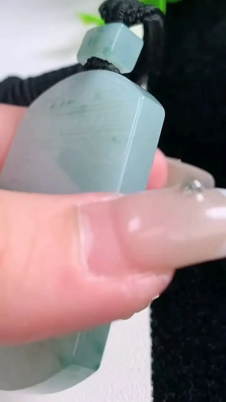 天然A货翡翠飘花仿古无事牌吊坠，尺寸54-39.2-5.6，重量:40.34g
1月30日