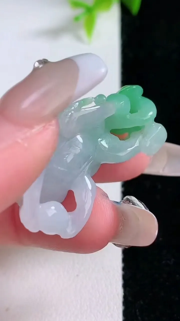 天然A货翡翠貔貅吊坠，尺寸39.6-20.7-16.4，重量:9.69g
1月30日