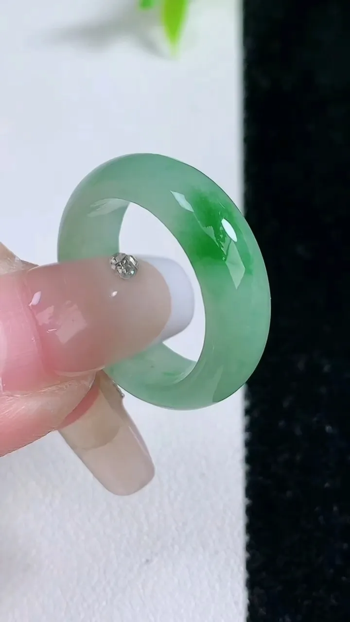 天然A货翡翠指环戒指，尺寸17.7-6.6-3，重量:4.23g2026年1月30日
工厂直销收藏佳