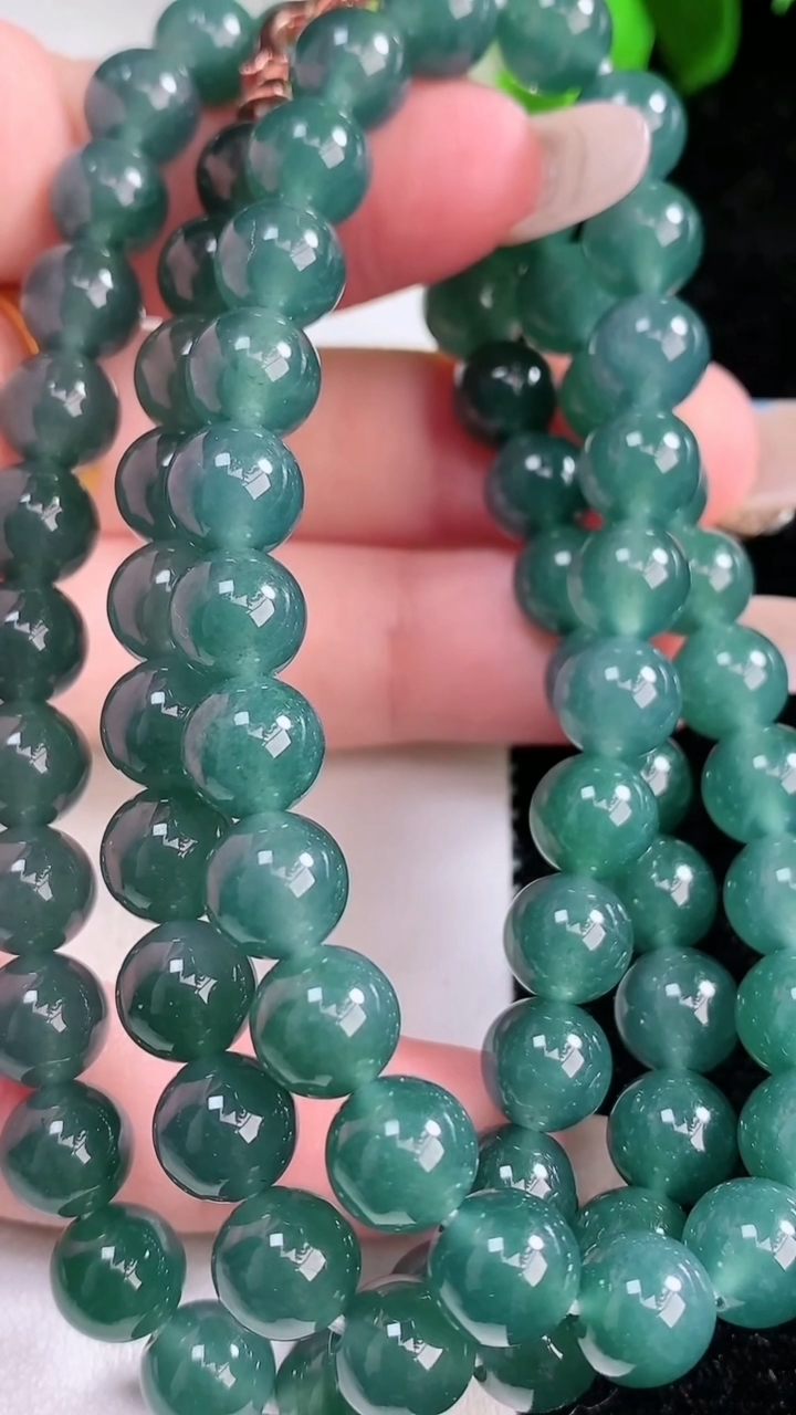 天然A货翡翠圆珠项链，尺寸7.7-75颗，重量:64.43g
1月30日