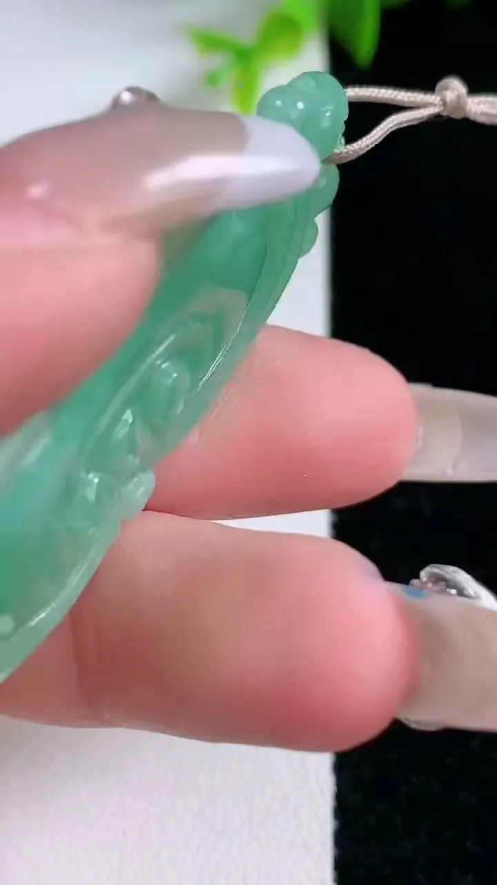 天然A货翡翠如意吊坠，尺寸48.2-20-5，重量:10.86g
1月30日