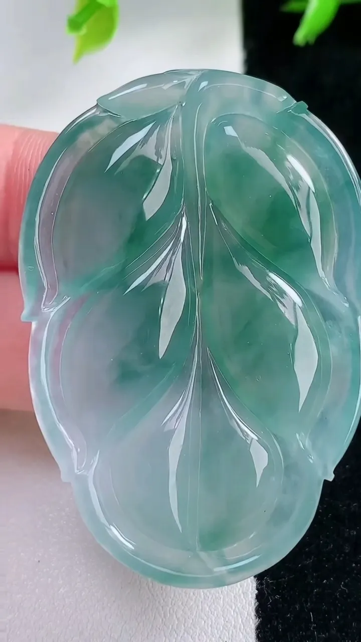 天然A货翡翠种飘花金枝玉叶 叶子吊坠，尺寸51.6-35.2-5.8，重量:19.12g
1月30日