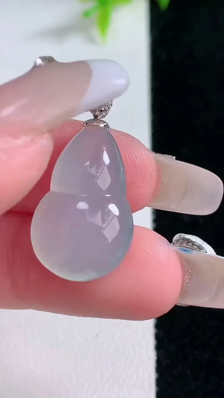 天然A货翡翠种白冰葫芦吊坠，尺寸22-14.3-6.3，重量:3.66g
1月30日