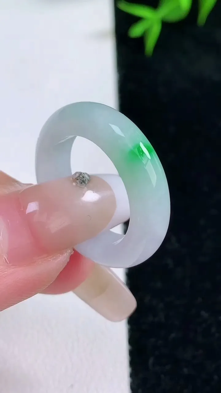 天然A货翡翠指环戒指，尺寸17.3-5.6-4，重量:4.72g2026年1月30日
工厂直销收藏佳