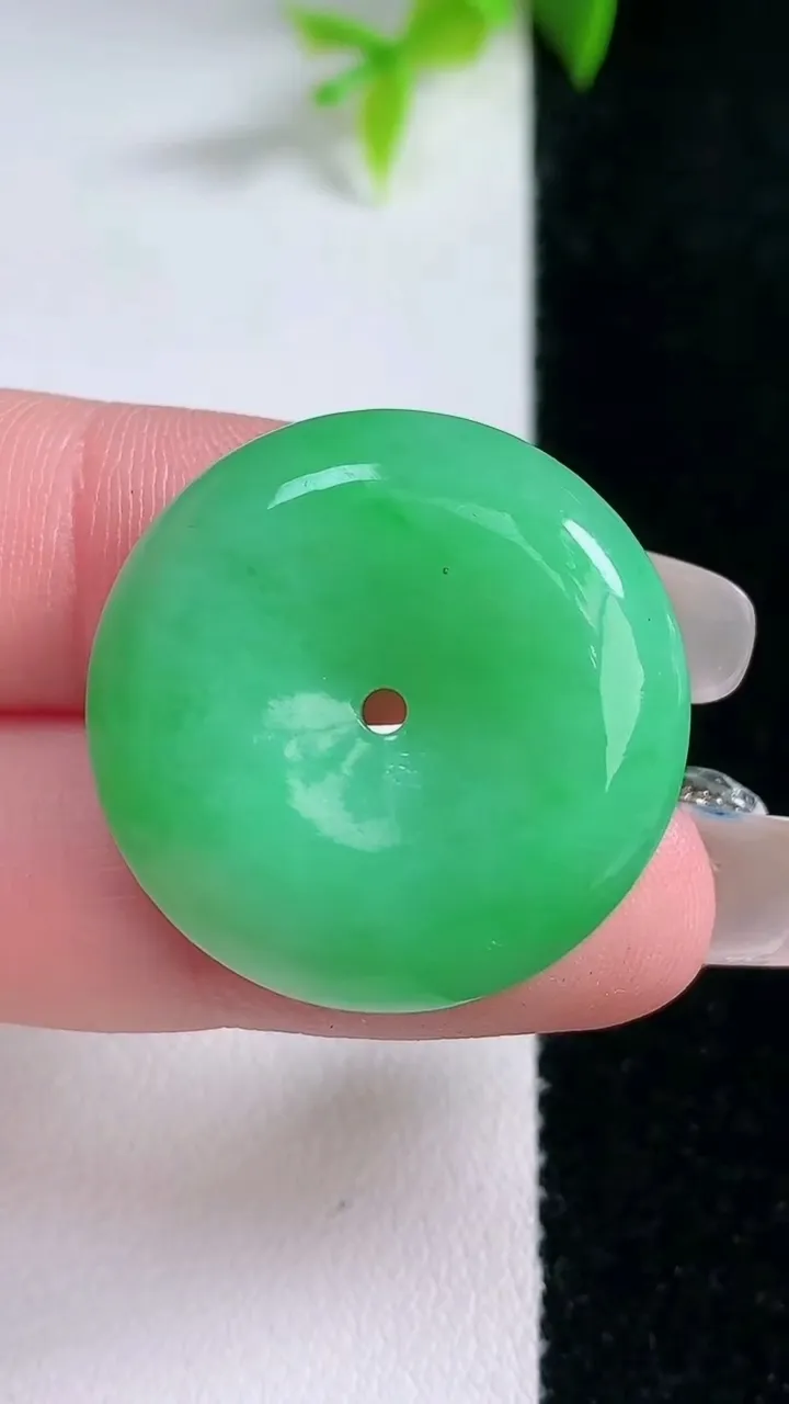 天然A货翡翠平安扣吊坠，尺寸26.6-6.7，重量:10.30g
1月30日