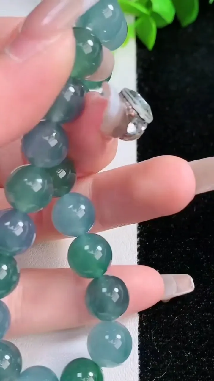 天然A货翡翠圆珠手串，尺寸9.8-20颗，重量:32.57g1月30日
工厂直销收藏佳品,种好水足，色泽均匀，有种有色，上手高大气！