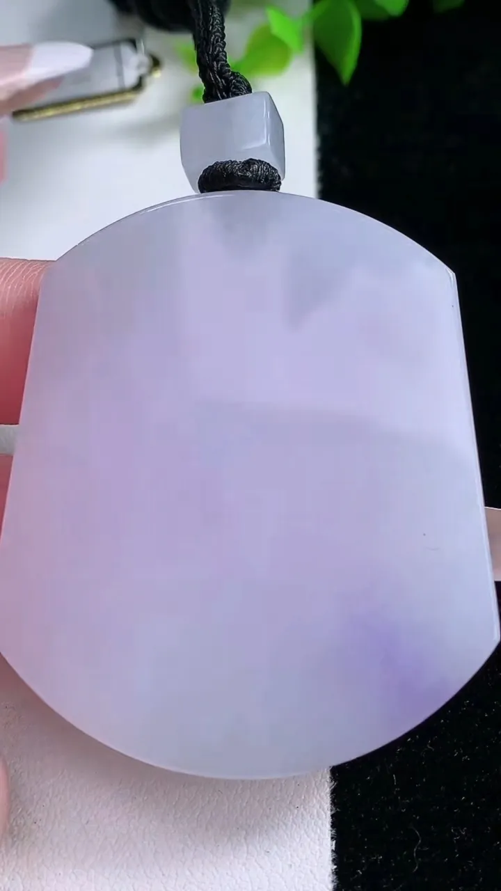 天然A货翡翠紫罗兰无事牌吊坠，尺寸52.8-44.2-5.6，重量:42.09g
1月30日