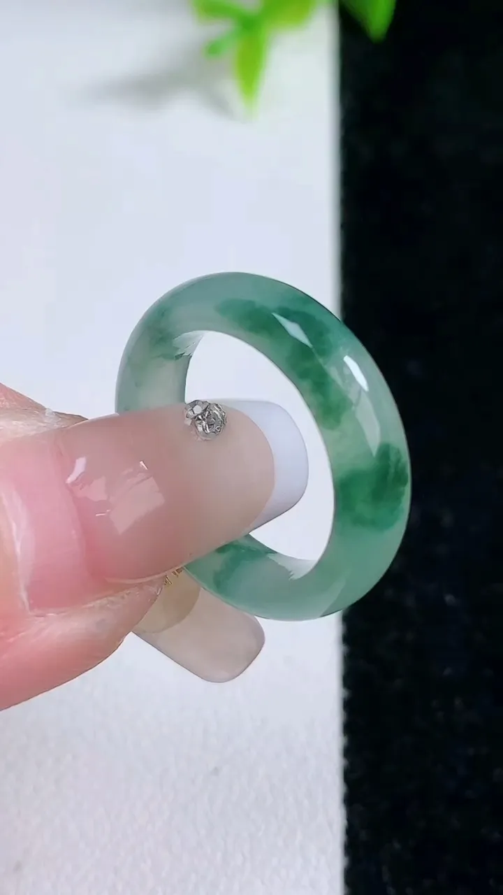 天然A货翡翠飘花指环戒指，尺寸16.3-5.3-3.4，重量:3.17g2026年1月30日
工厂直