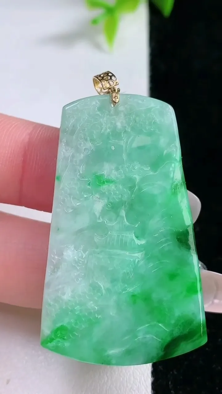 天然A货翡翠山水牌吊坠，尺寸45.3-27.2-4.7，重量:13.84g
1月30日