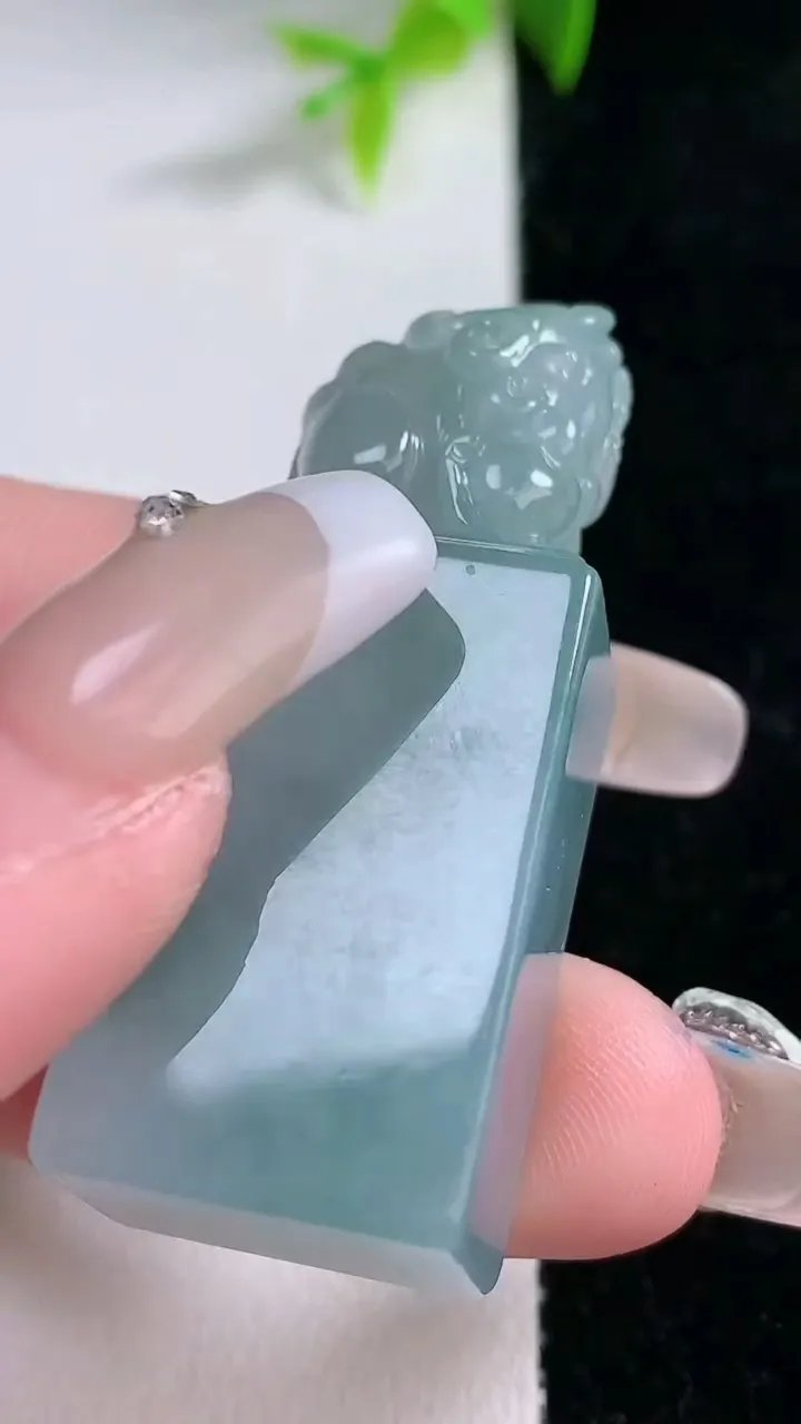 天然A货翡翠飘花貔貅印章，尺寸47.8-25.5-12.6，重量:31.65g
1月30日