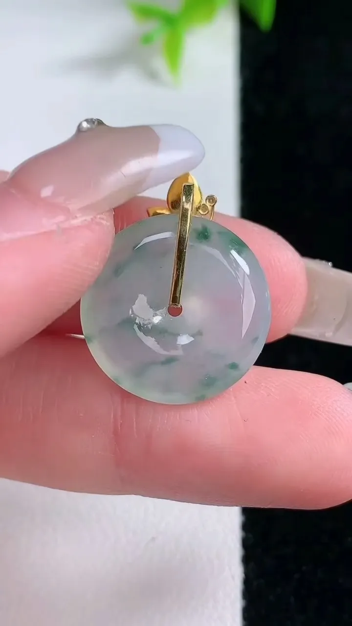 天然A货翡翠种飘花平安扣吊坠，尺寸18-4.3，重量:3.14g
1月30日