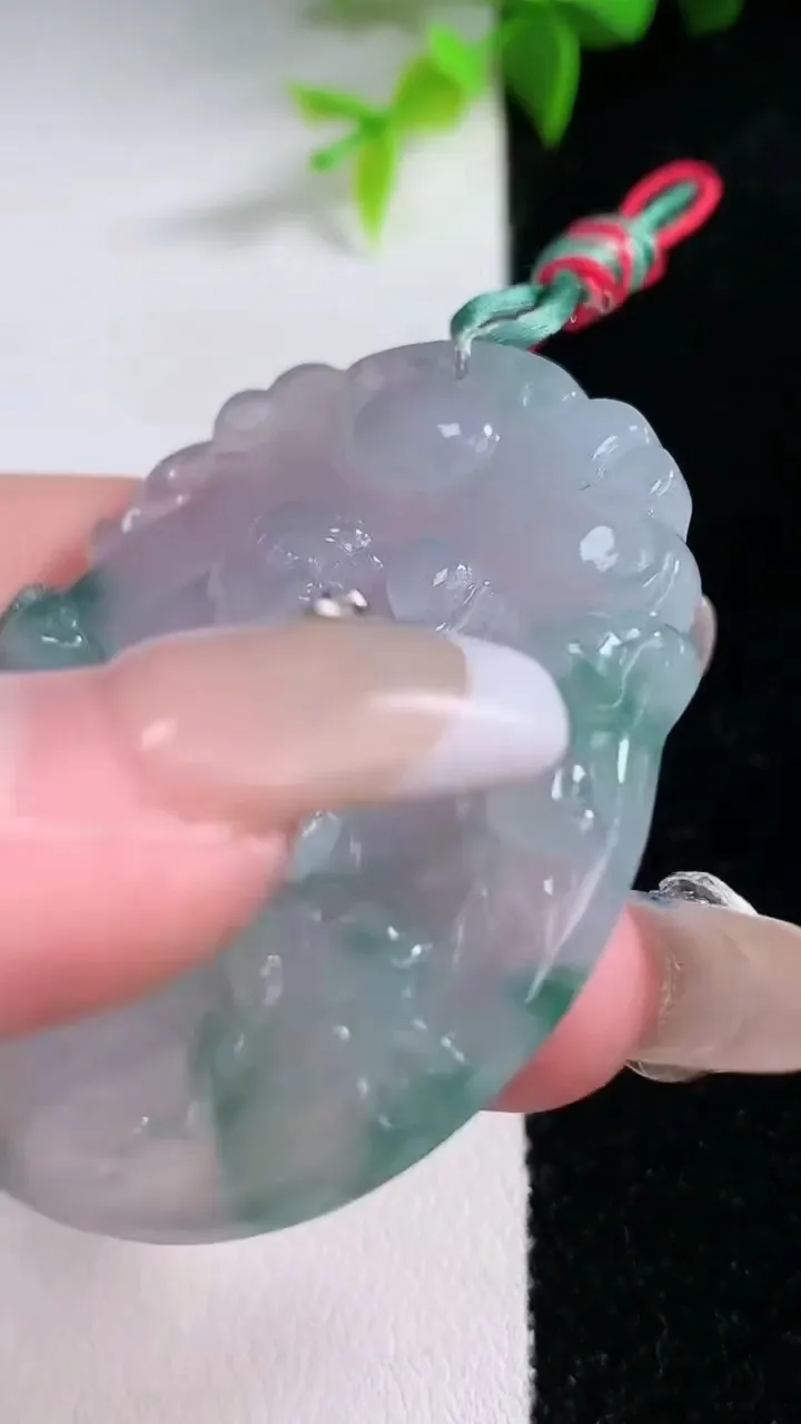 天然A货翡翠冰种飘花生肖猴吊坠，尺寸51.3-43-5.2，重量:22.66g
1月30日