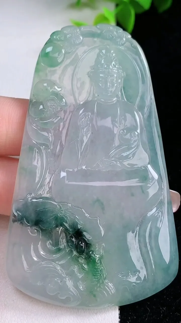 天然A货翡翠冰种飘花观音菩萨吊坠，尺寸74.8-44.6-5.4，重量:38.64g
1月30日