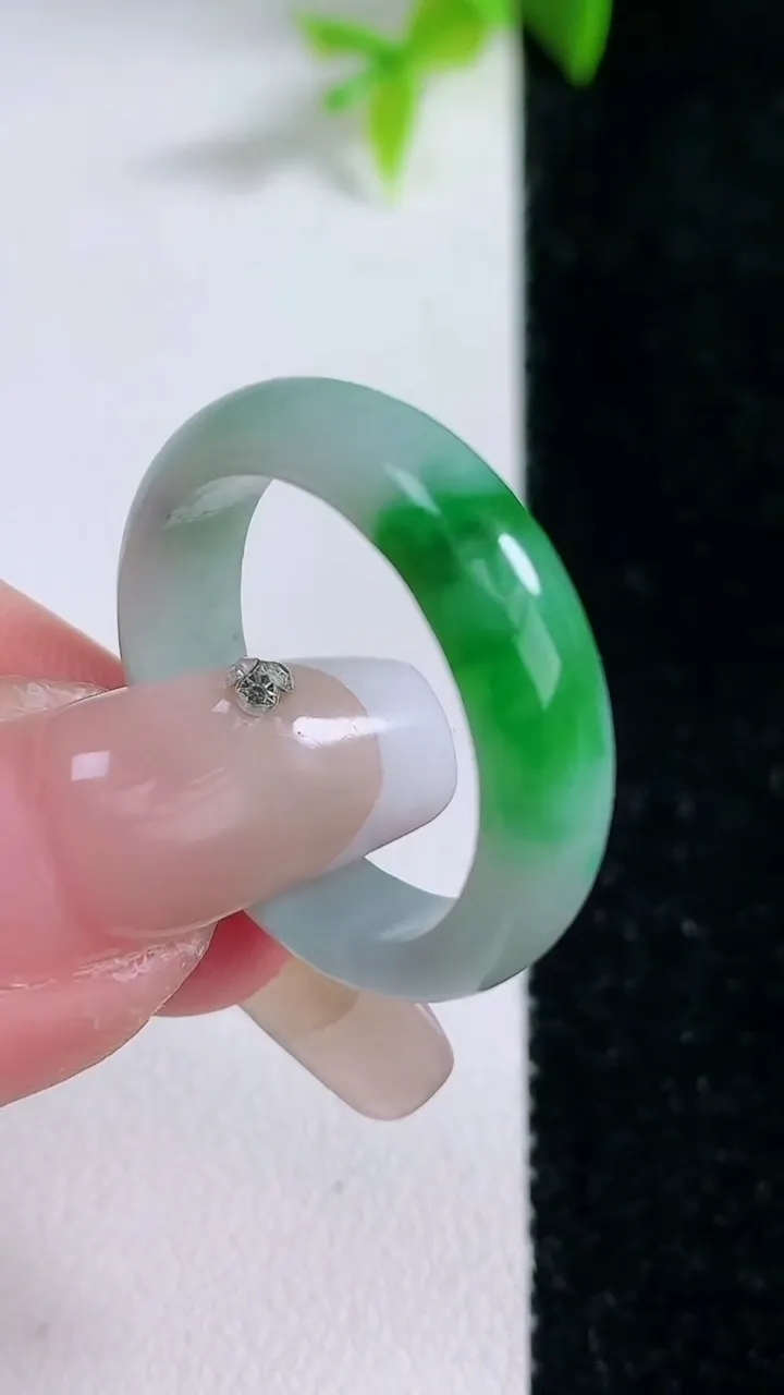 天然A货翡翠指环戒指，尺寸20.3-5.5-3，重量:4.03g2026年1月30日
工厂直销收藏佳