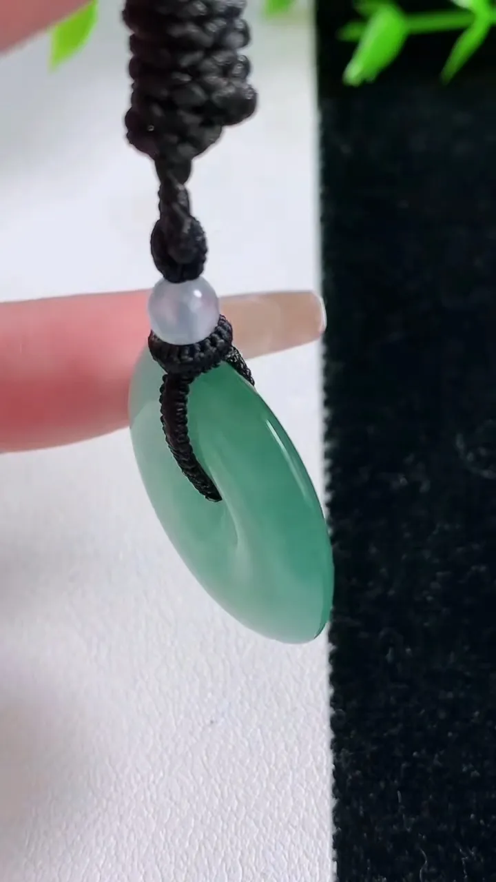 天然A货翡翠平安扣吊坠，尺寸25.8-5，重量:9.75g
1月30日