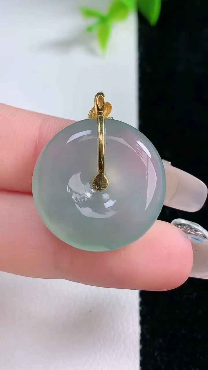 天然A货翡翠平安扣吊坠，尺寸23-5.4，重量:6.59g
1月30日