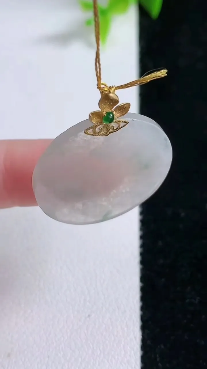 天然A货翡翠种飘花无事牌镶嵌件，尺寸30.5-6.8，重量:3.80g
1月30日