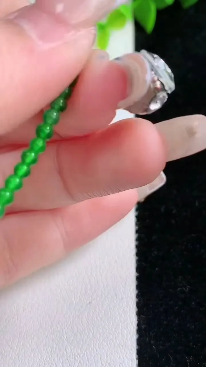 天然A货翡翠小米珠手串，尺寸3，重量:3.27g1月30日
工厂直销收藏佳品,种好水足，色泽均匀，有种有色，上手高大气！