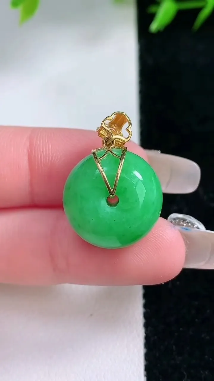 天然A货翡翠路路通吊坠，尺寸17.2-13，重量:9.23g
1月30日