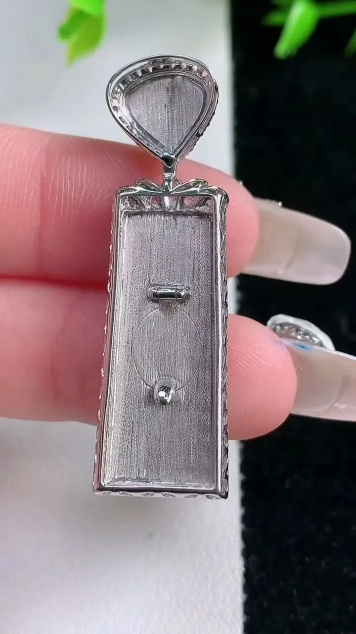 天然A货翡翠无事牌吊坠，尺寸42.3-12.3-5，裸石27.7-11.6重量:4.67g
1月30日