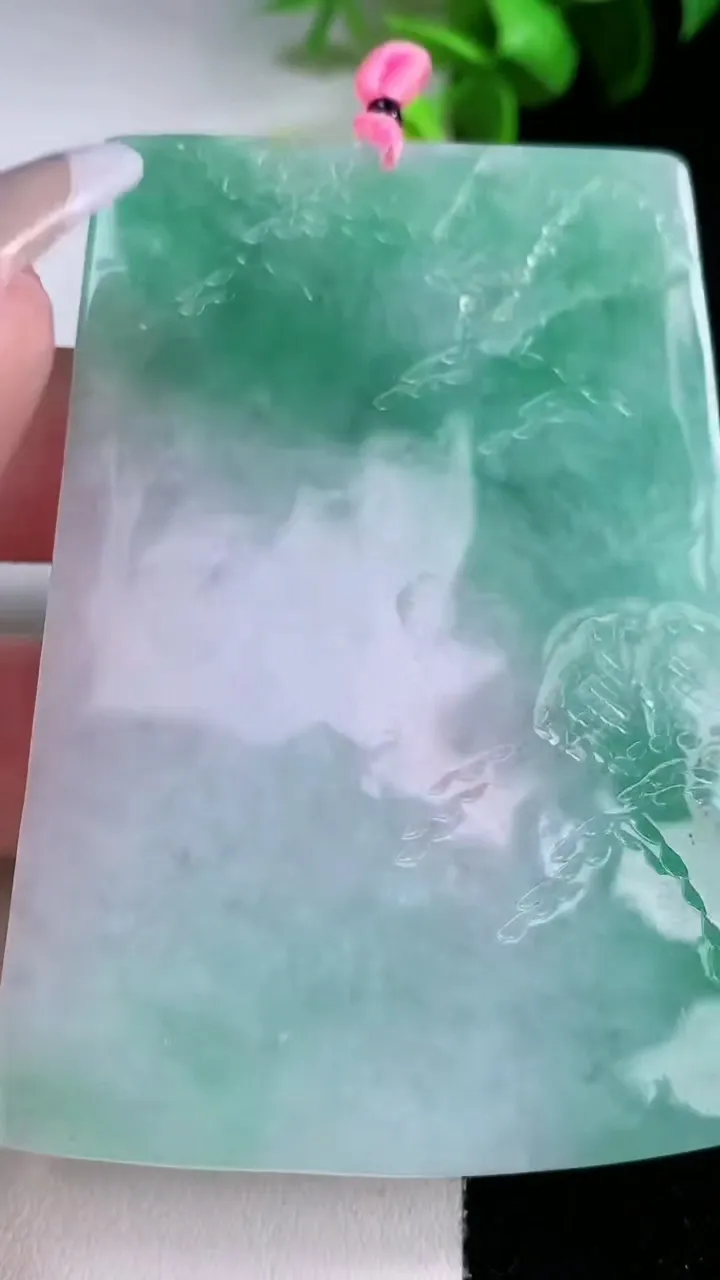 天然A货翡翠山水牌吊坠，尺寸71.7-51-6.2，重量:58.67g
1月30日