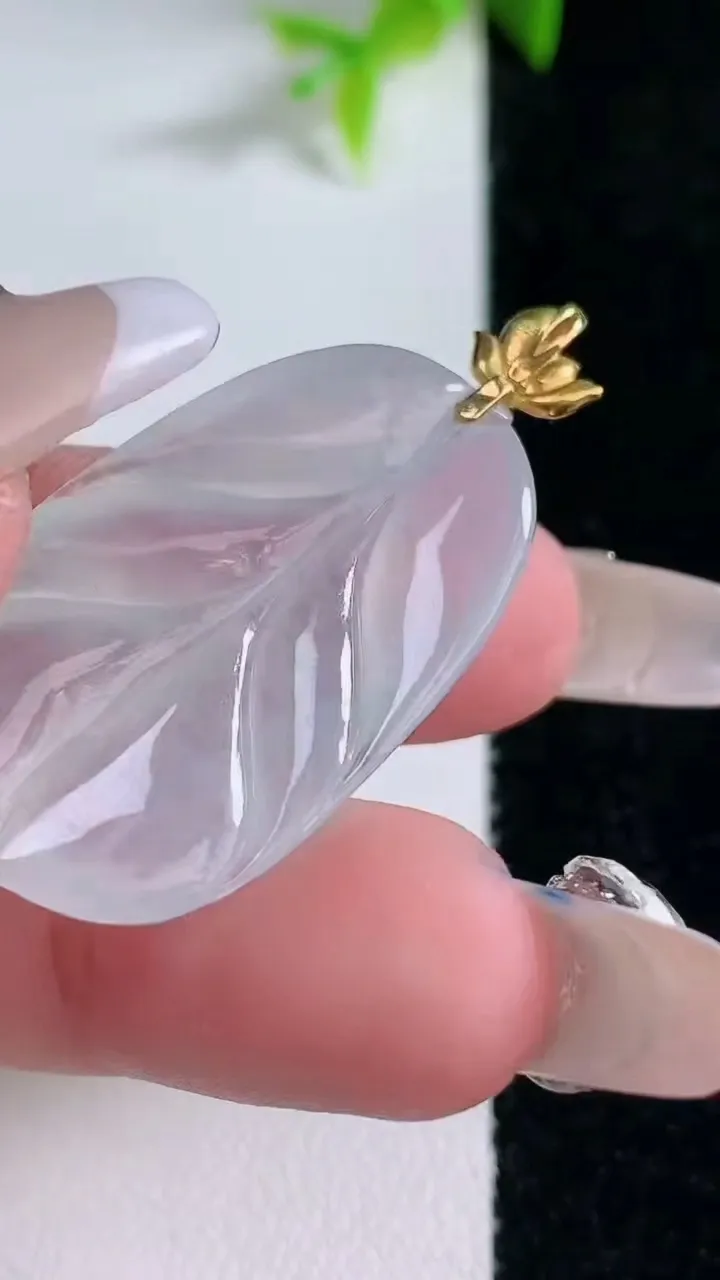 天然A货翡翠种白冰金枝玉叶 叶子吊坠，尺寸32.3-20.2-4.7，重量:6.66g
1月30日