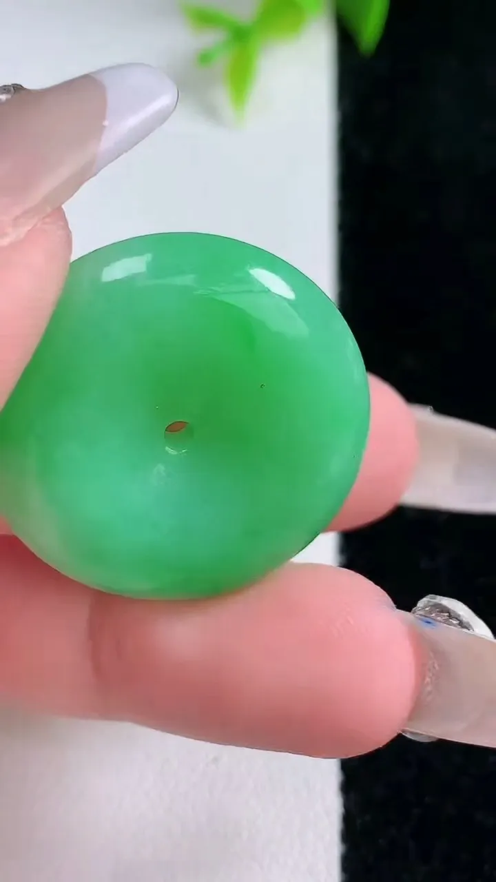 天然A货翡翠平安扣吊坠，尺寸26.6-6.7，重量:10.30g
1月30日