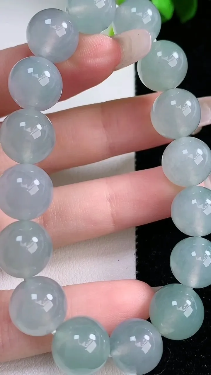 天然A货翡翠圆珠手串，尺寸11.4-16颗，重量:46.61g1月30日
工厂直销收藏佳品,种好水足