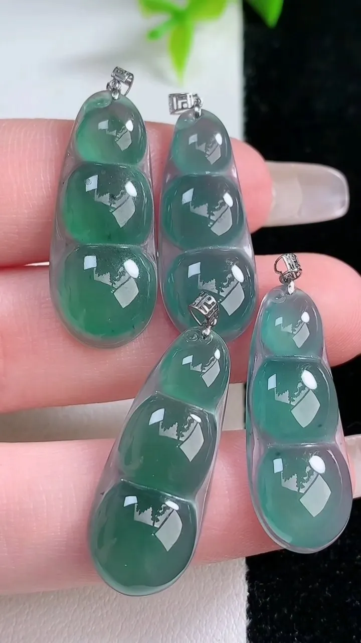 天然A货翡翠福豆吊坠一手，尺寸26.5-11-3.7，重量:8.65g
1月30日