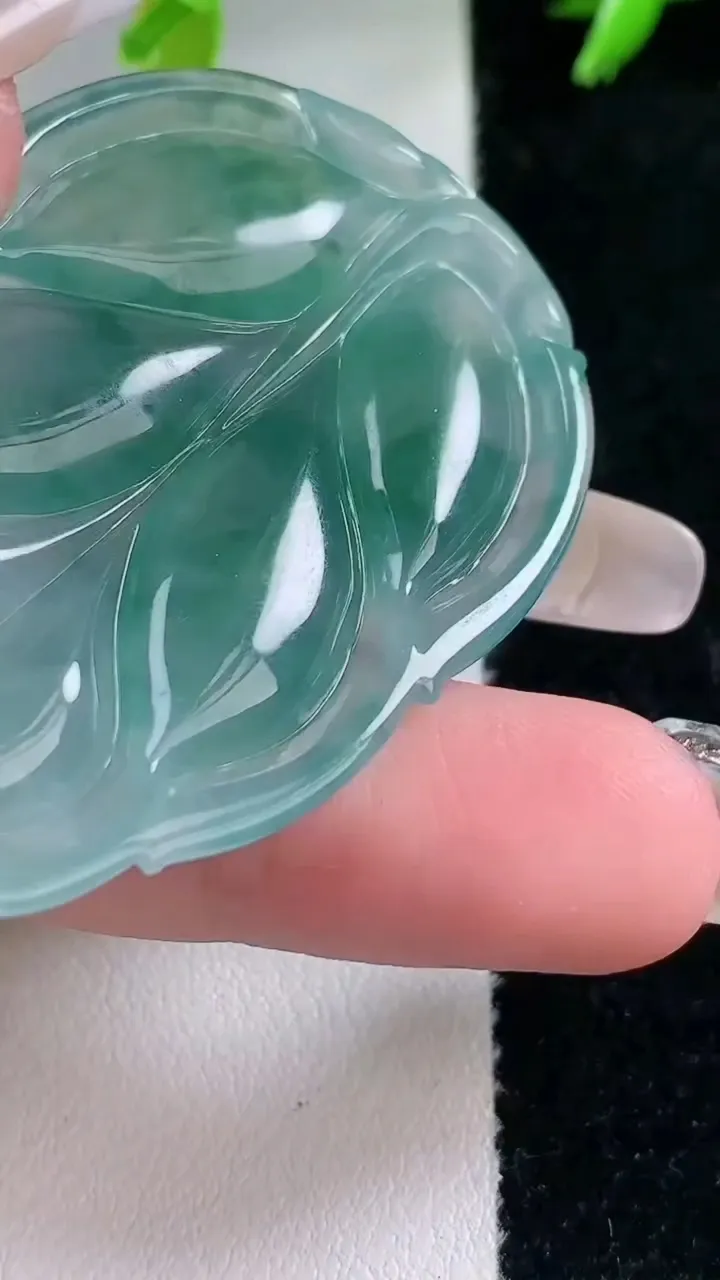 天然A货翡翠种飘花金枝玉叶 叶子吊坠，尺寸51.6-35.2-5.8，重量:19.12g
1月30日