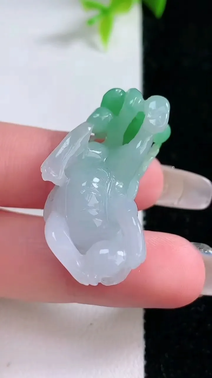 天然A货翡翠貔貅吊坠，尺寸39.6-20.7-16.4，重量:9.69g
1月30日