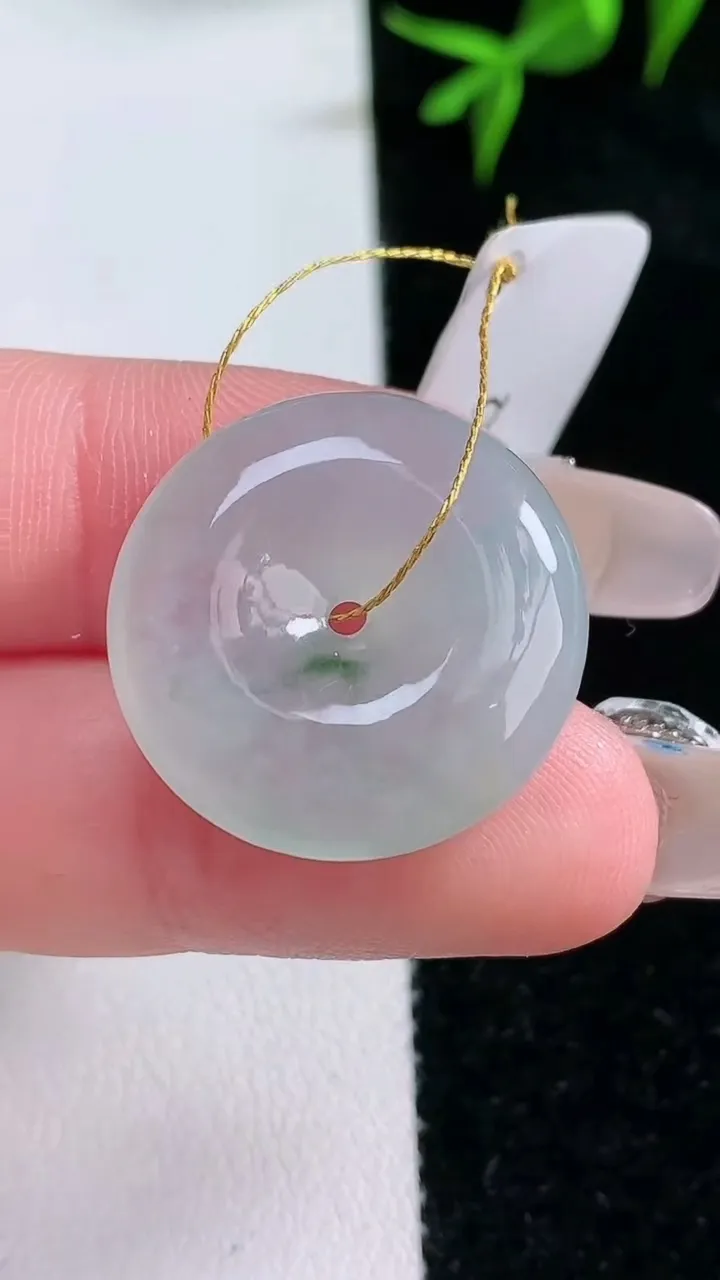 天然A货翡翠冰种飘花平安扣吊坠，尺寸22.5-5.8，重量:6.72g
1月30日