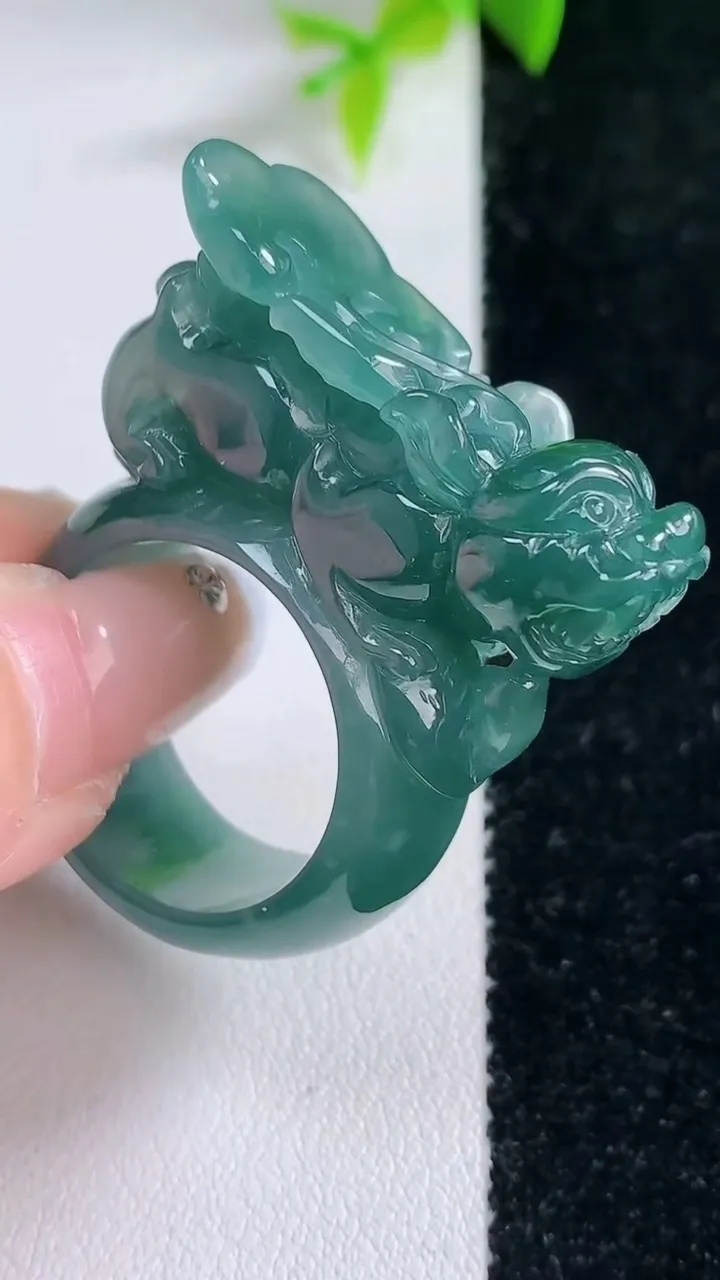 天然A货翡翠貔貅指环扳指，尺寸21.2-32.4-12.2-13.8，重量:23.10g2026年1月30日
工厂直销收藏佳品,种好水足，色泽均匀，有种有色，上手高大气！