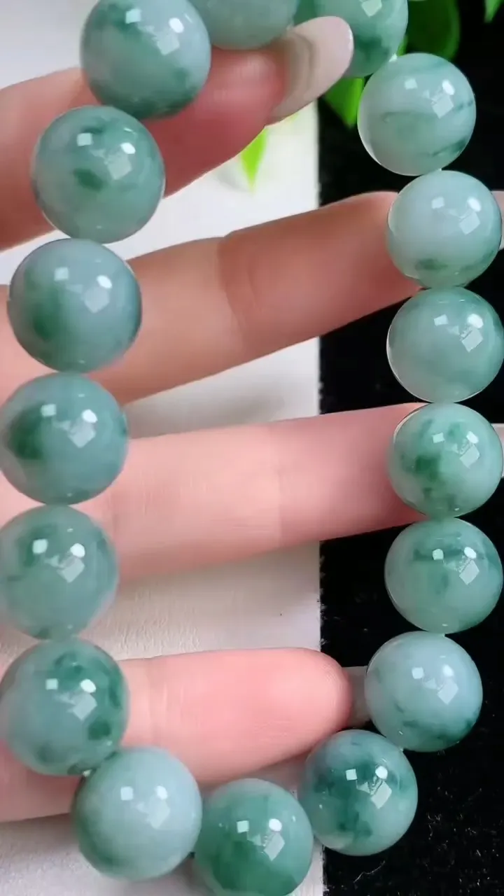 天然A货翡翠飘花圆珠手串，尺寸11.8-17颗，重量:49.92g1月30日
工厂直销收藏佳品,种好水足，色泽均匀，有种有色，上手高大气！