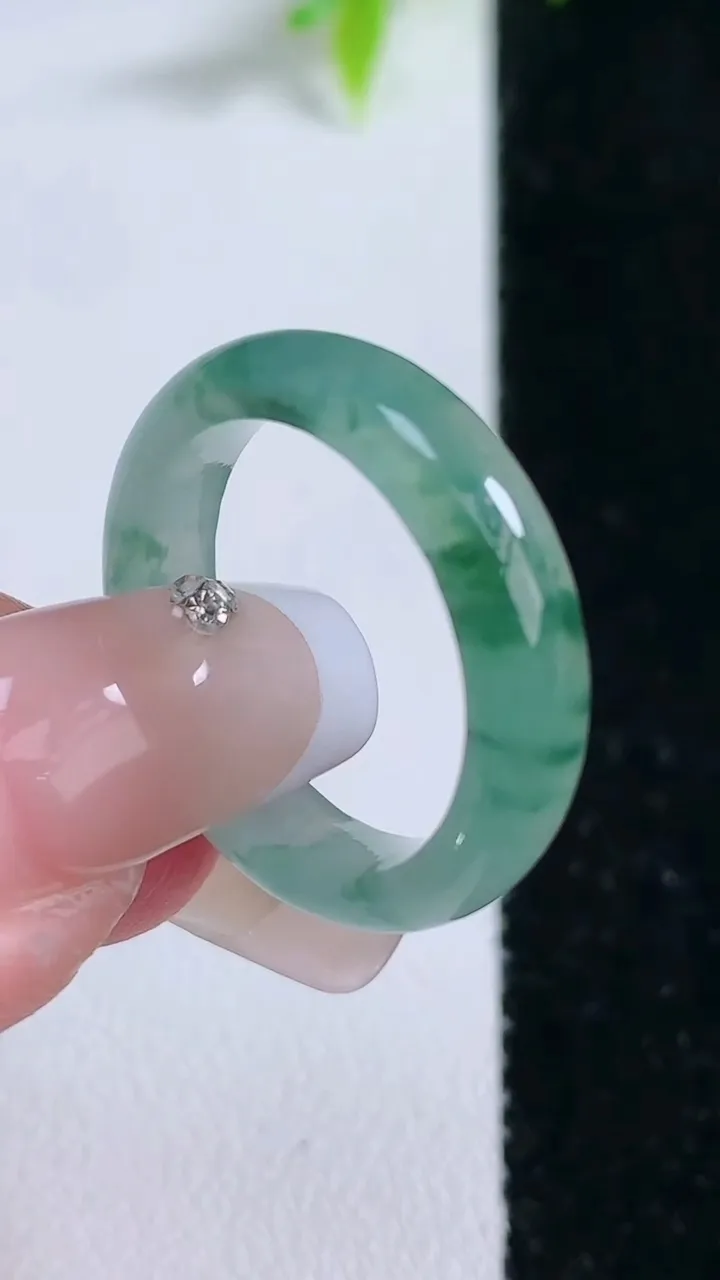 天然A货翡翠飘花指环戒指，尺寸17.8-5-3，重量:3.35g2026年1月30日
工厂直销收藏佳品,种好水足，色泽均匀，有种有色，上手高大气！