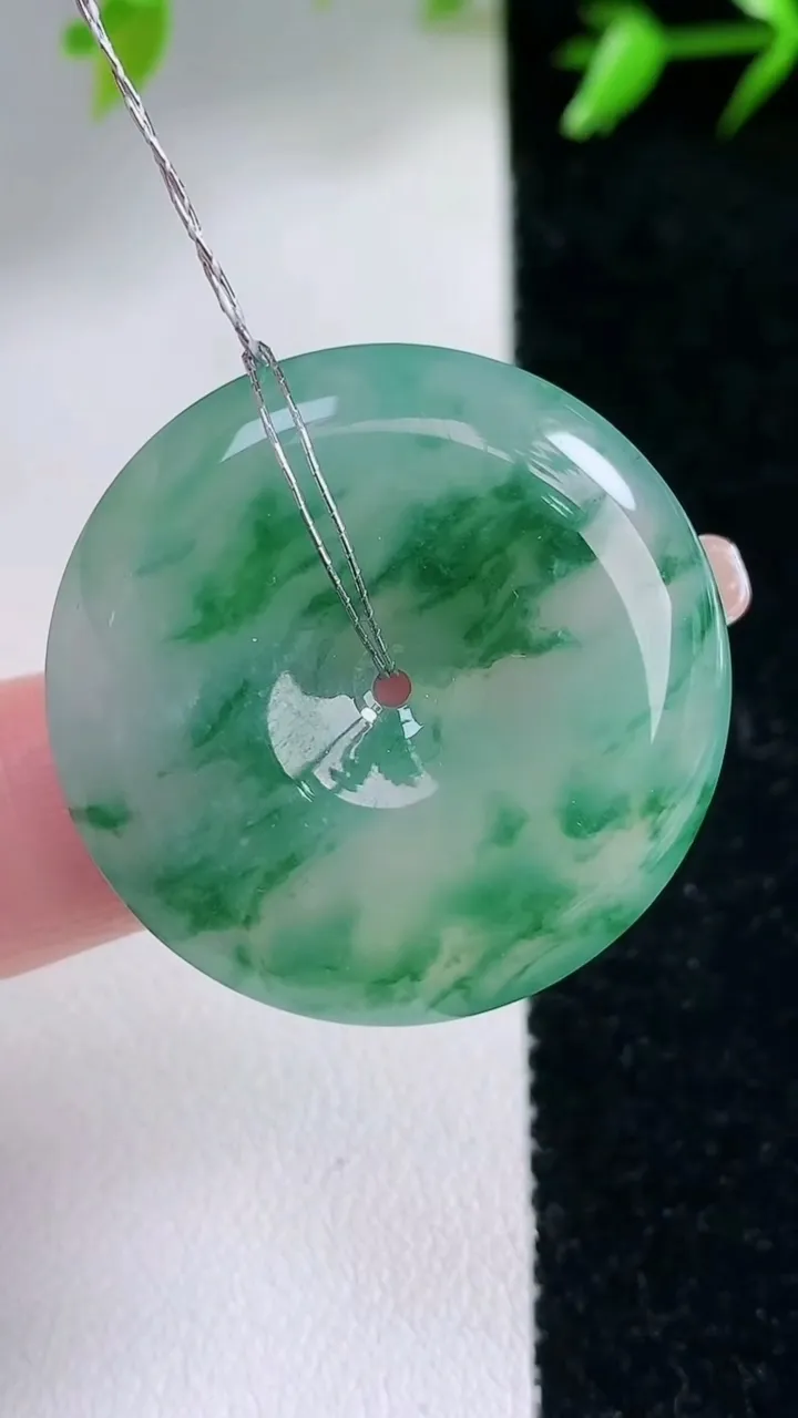 天然A货翡翠种飘花平安扣吊坠，尺寸31-6，重量:12.18g
1月30日