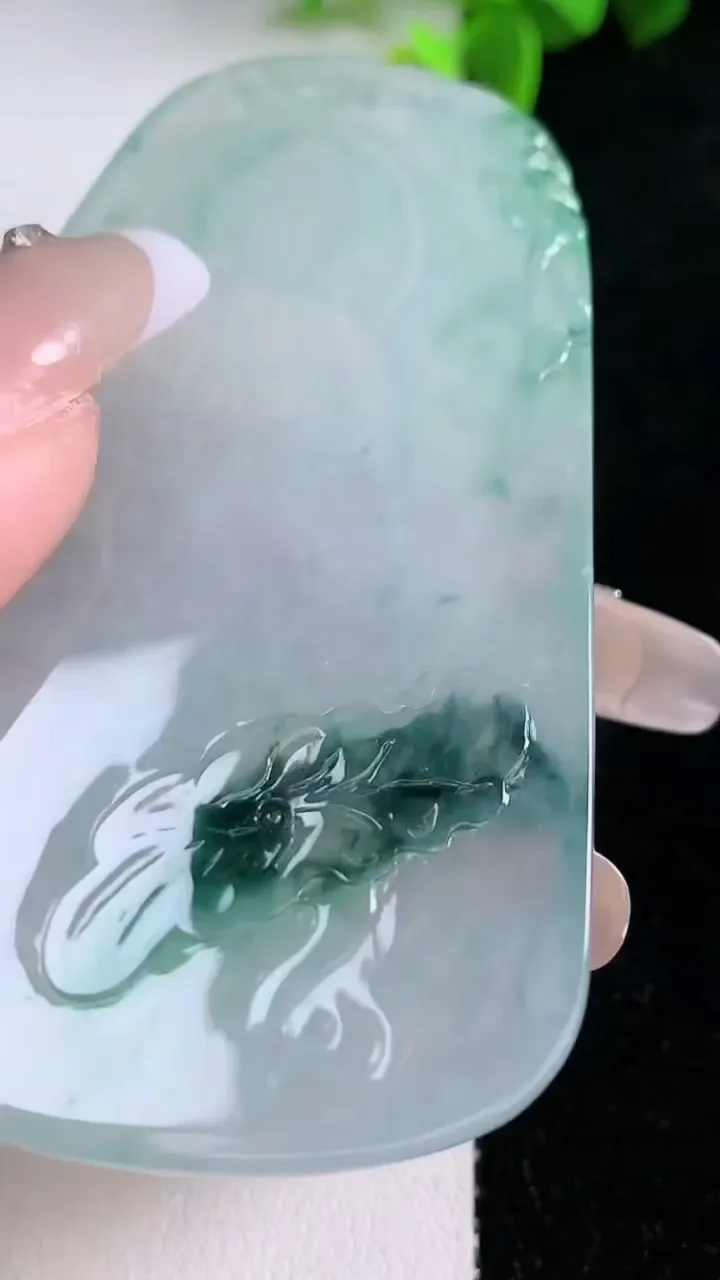 天然A货翡翠冰种飘花观音菩萨吊坠，尺寸74.8-44.6-5.4，重量:38.64g
1月30日