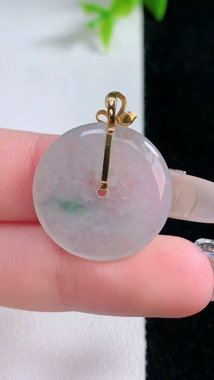 天然A货翡翠18K金飘花平安扣吊坠，尺寸21.6-3.3，重量:3.63g
1月30日