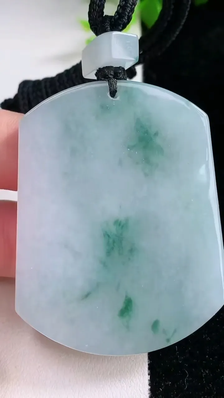 天然A货翡翠飘花仿古无事牌吊坠，尺寸53.5-41.7-6.4，重量:44.74g
1月30日