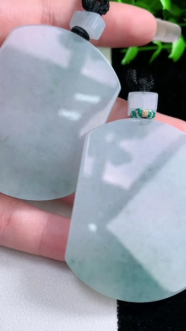 天然A货翡翠无事牌吊坠一对，尺寸53.6-40.4-5.8，重量:80.79g
1月30日